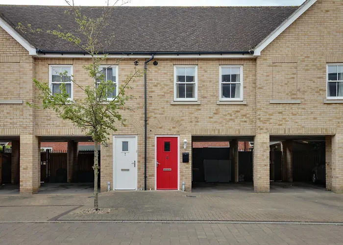 Two Bedroom Coach House - Free Allocated Parking For 2 Vehicles - Central Colchester