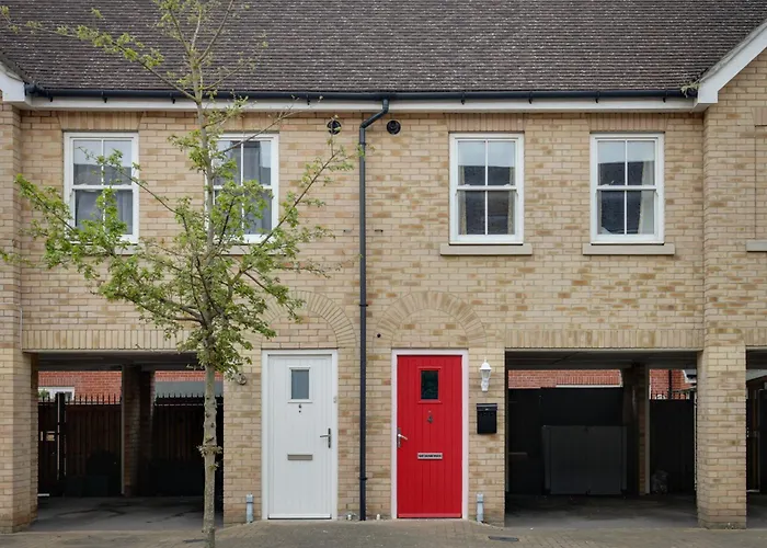 Two Bedroom Coach House - Free Allocated Parking For 2 Vehicles - Central Colchester